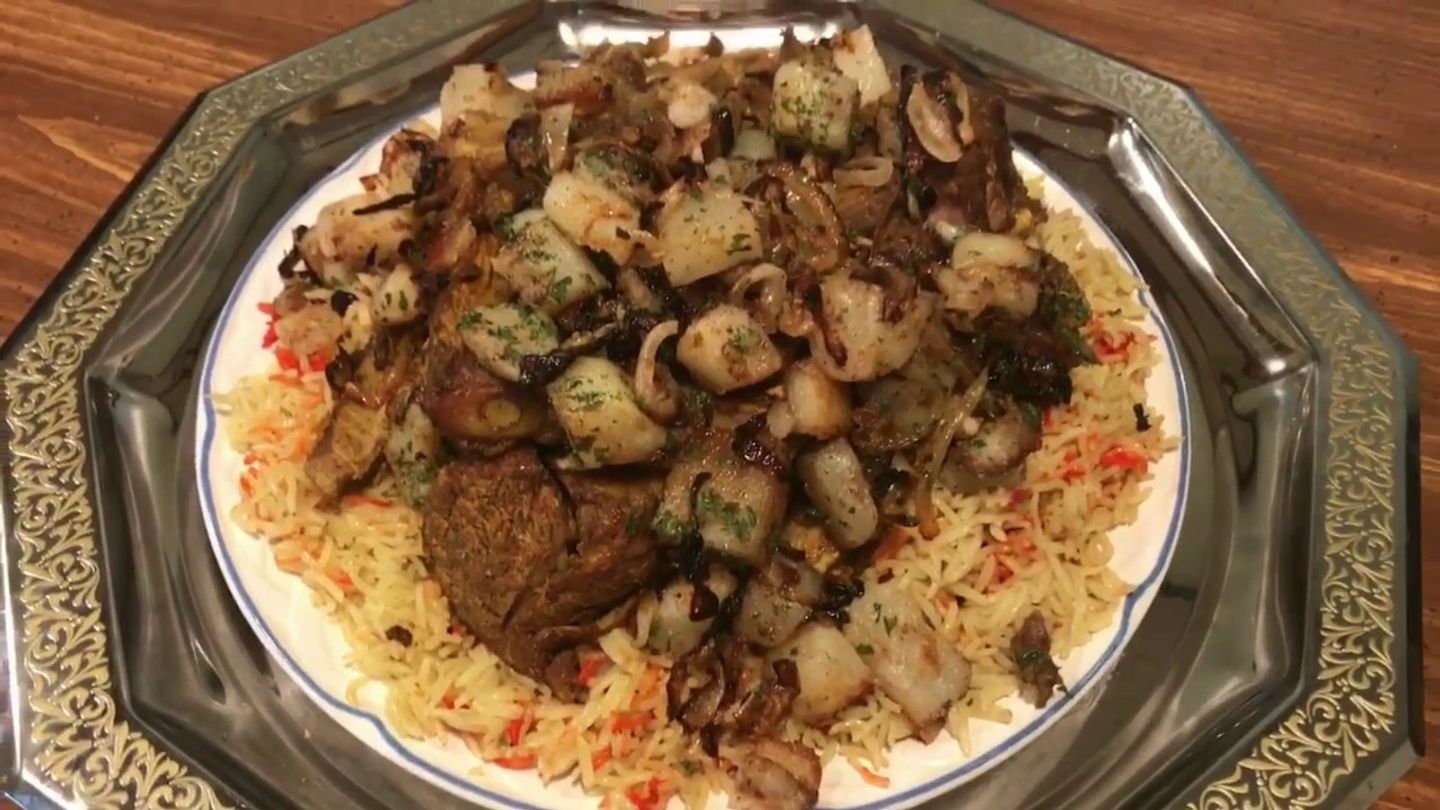 طبق لحمة محمرة مع أرز وخضار