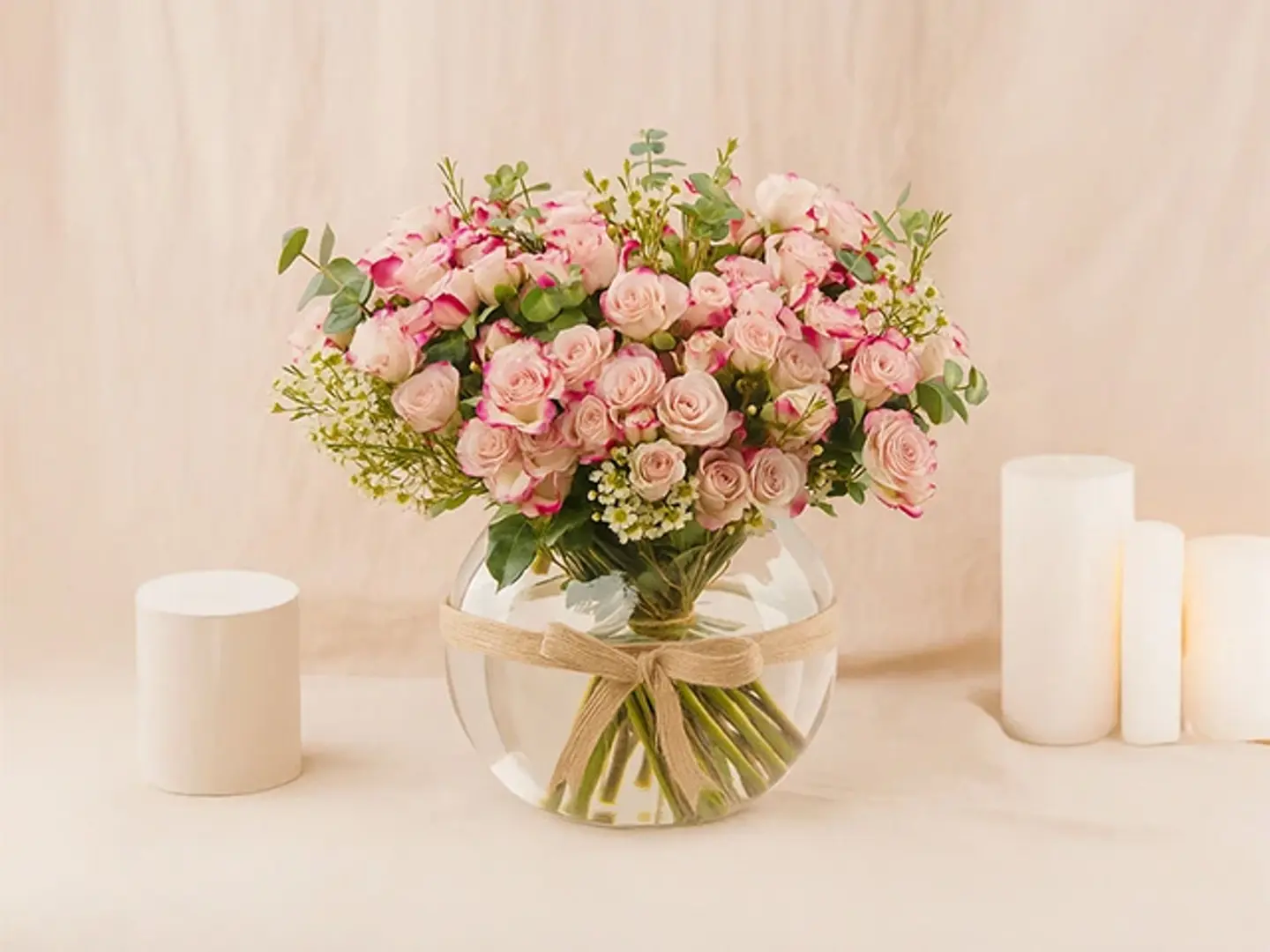 مزهرية ورد وردية رائعة