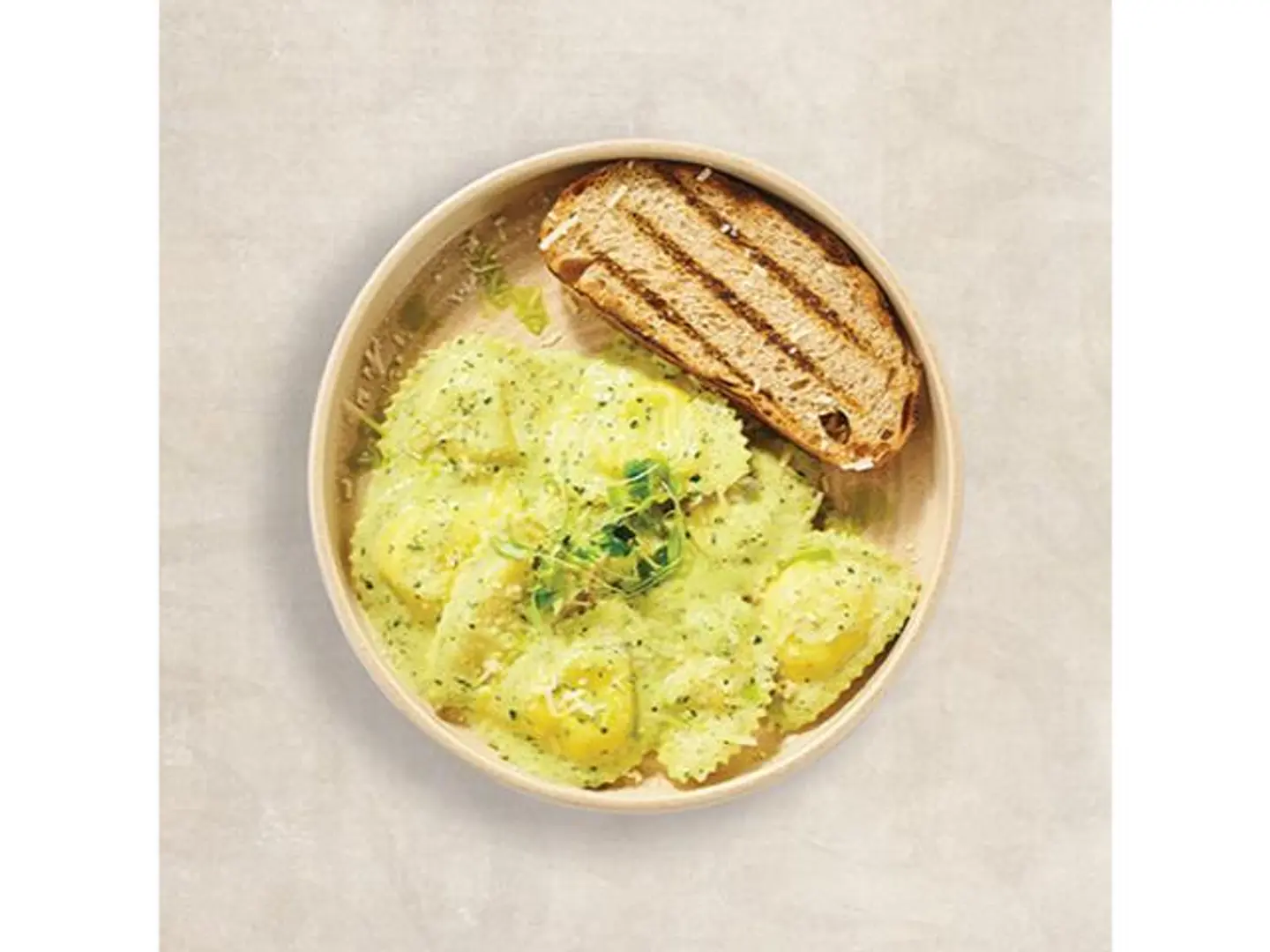 رافيولي جبنة الريكوتا والريحان