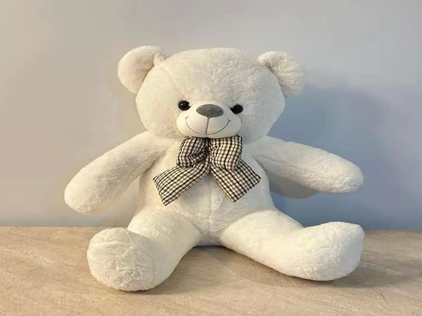 دب الفرح الأبيض رفيقك في اللحظات السعيدة