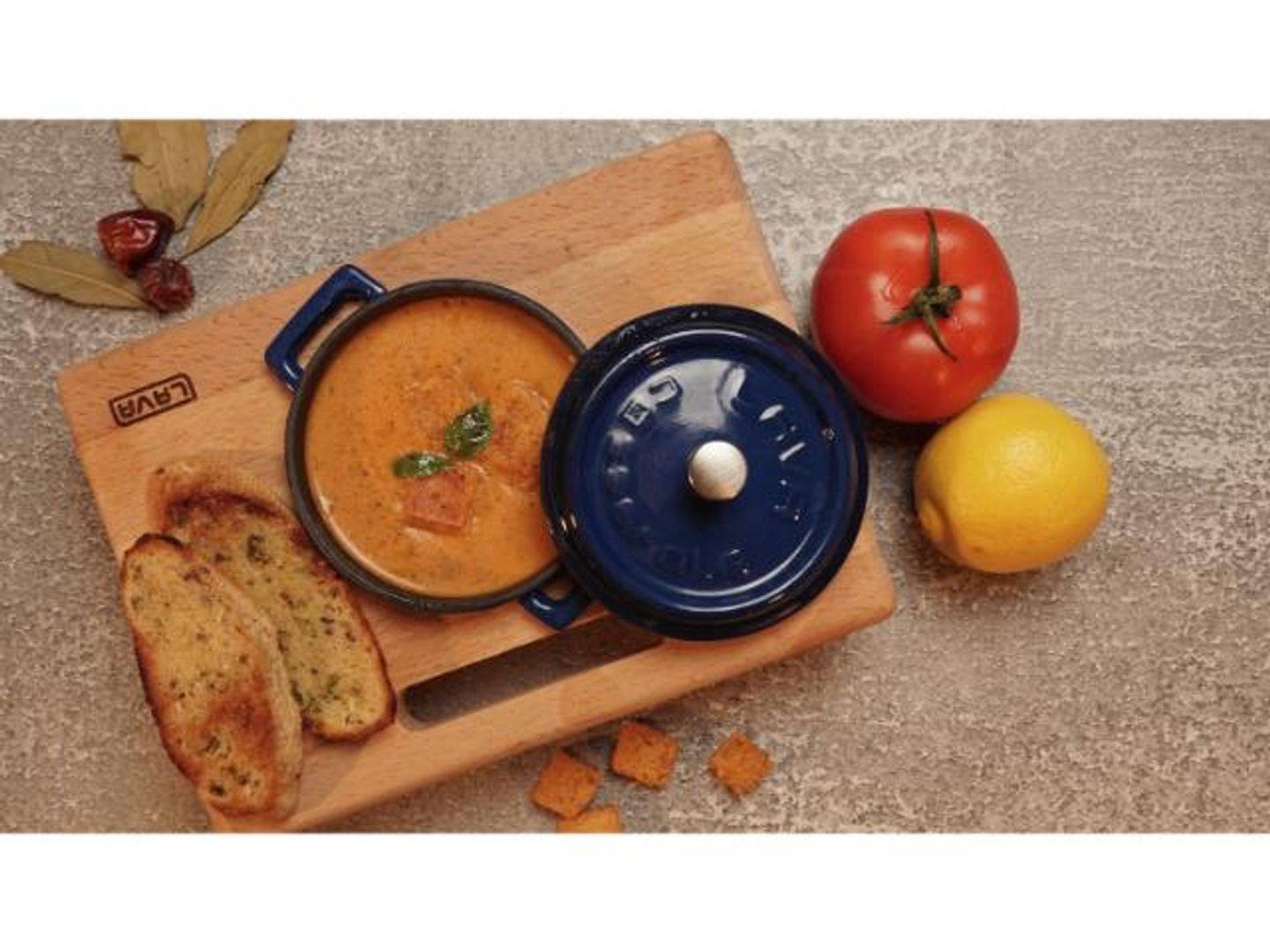 شوربة الطماطم والريحان