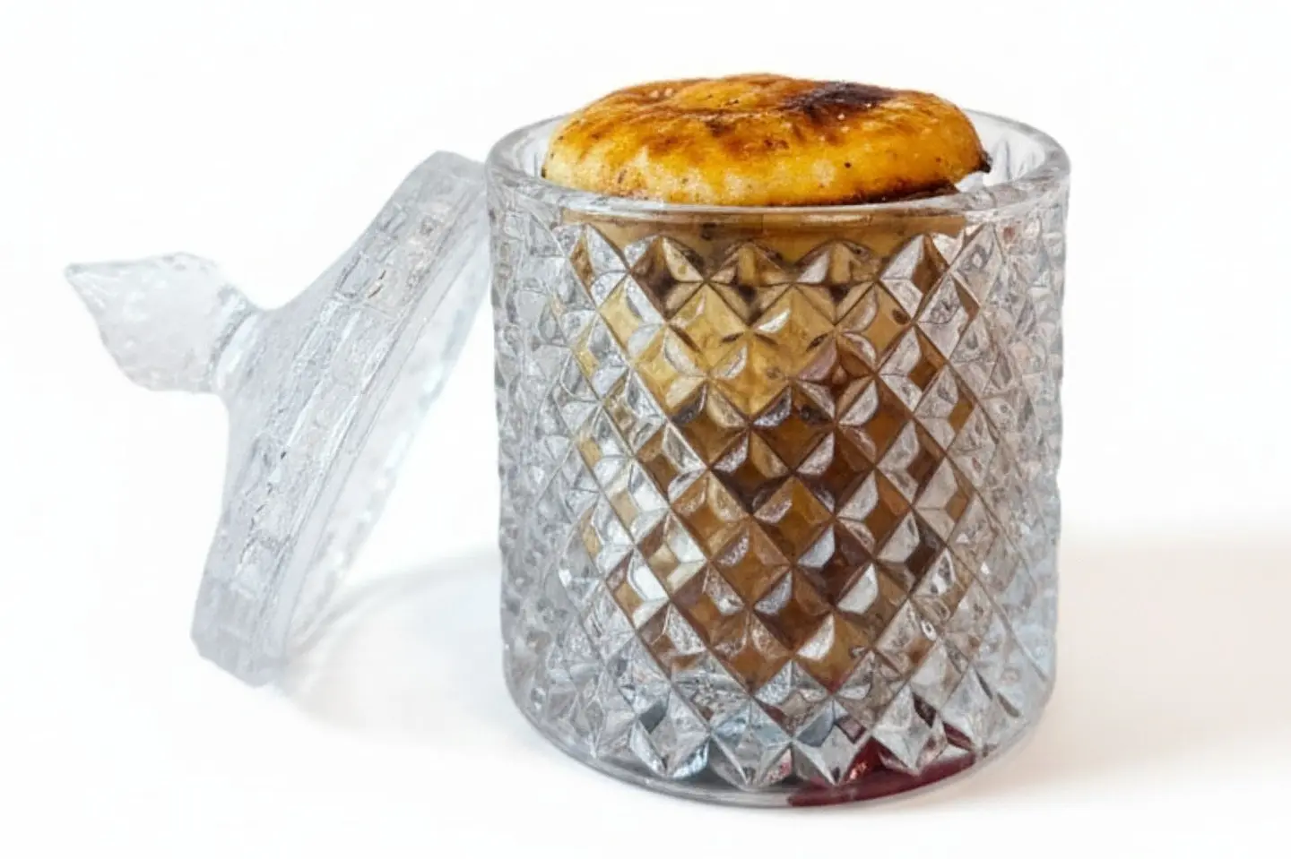 كليجة أراكة في علبة كرستالية