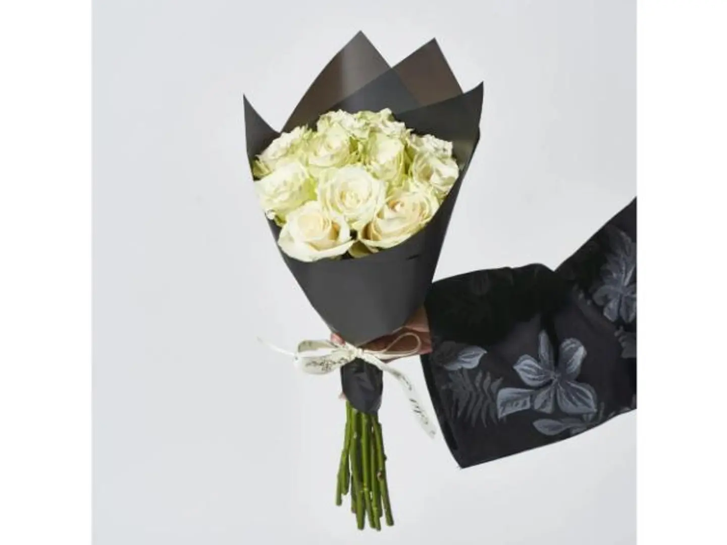 باقة ورد فاخر بتغليف ملكي 12 وردة