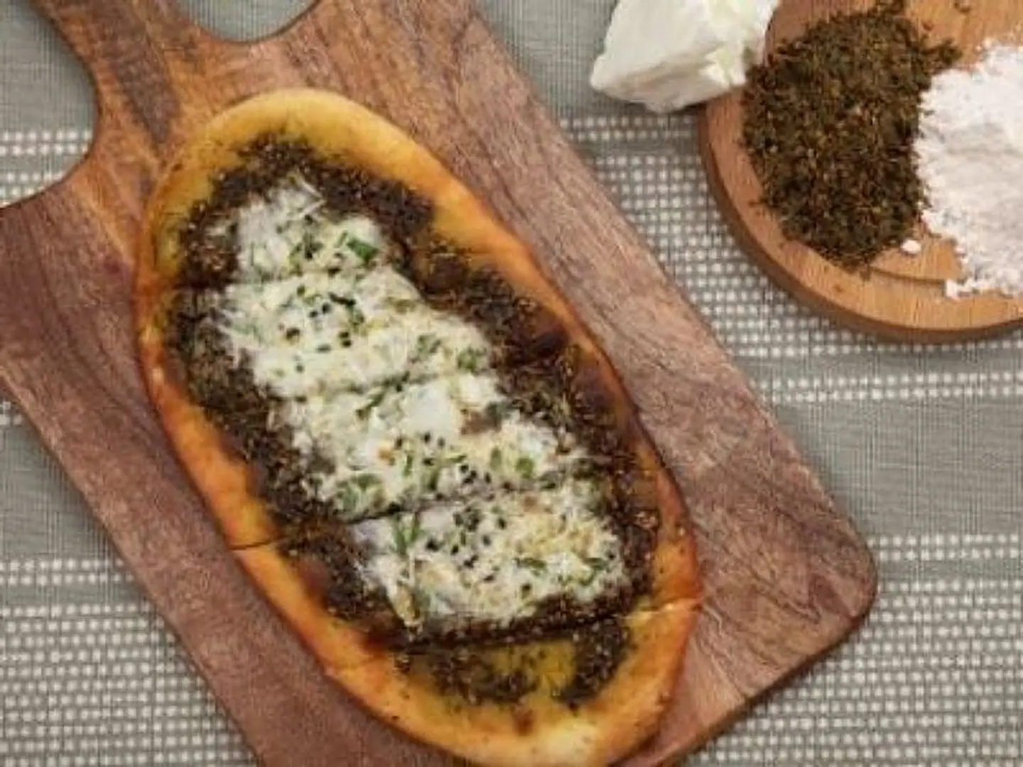 فطيرة زعتر بالجبن