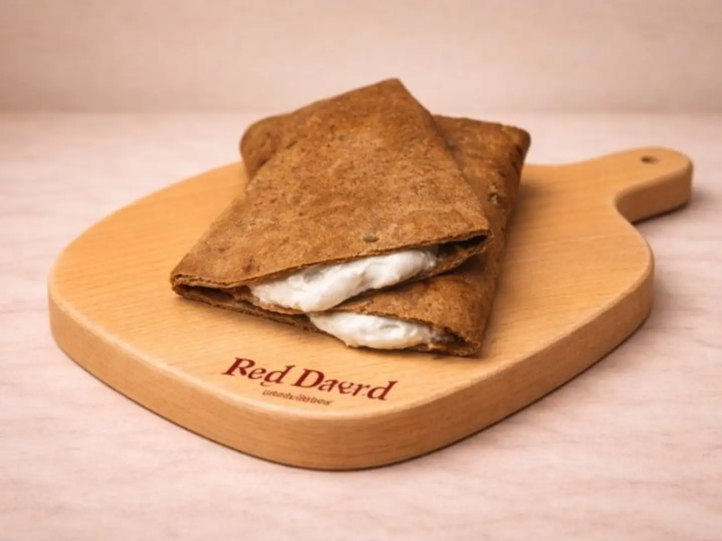 خبز حمر بالتمر وجبنة المثلثات