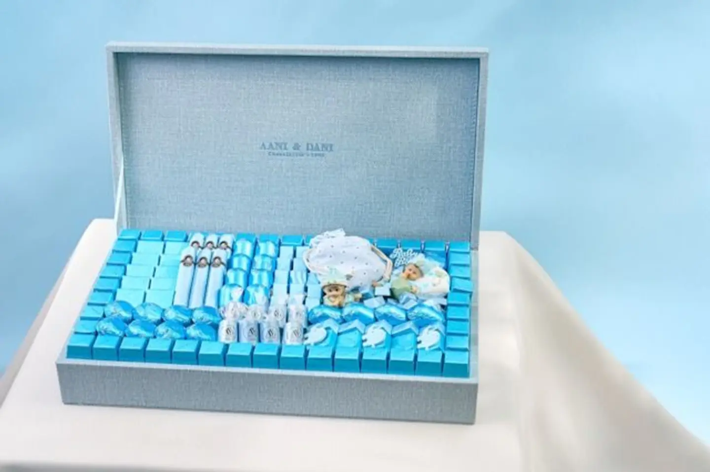 بوكس خشبي مع قماش أزرق