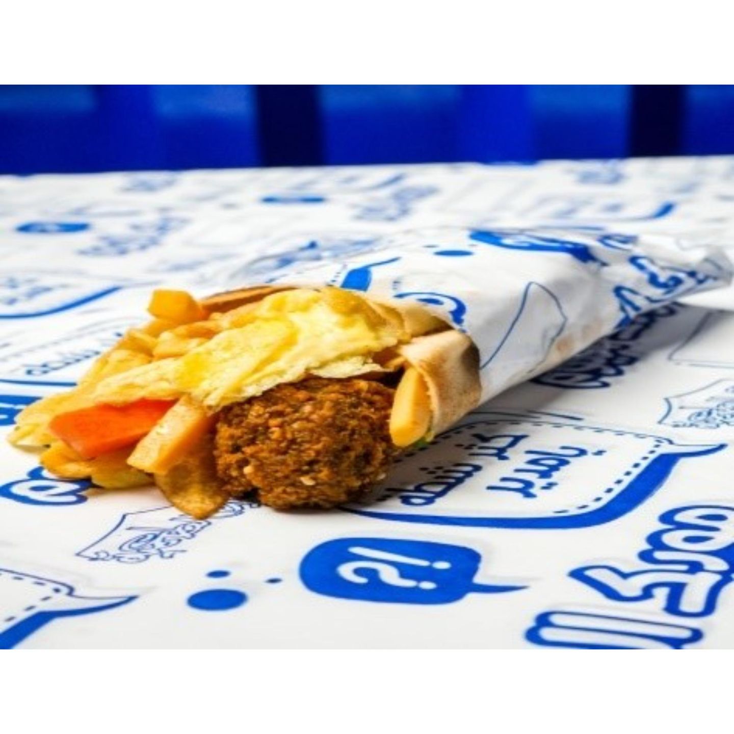 ساندوتش طعمية مع بيض مقلي