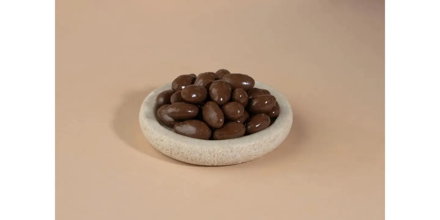 لوز مغطى شوكولاته بالحليب