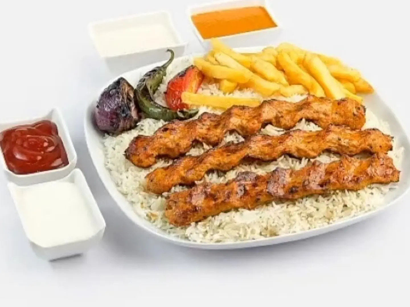 صحن نفر ثلاثة اسياخ كباب دجاج مع الرز والبطاطس والسلطات