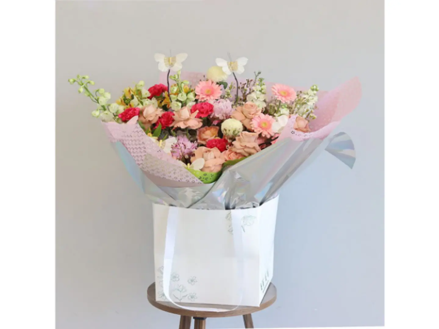 باقة مكس الورد والفراشة