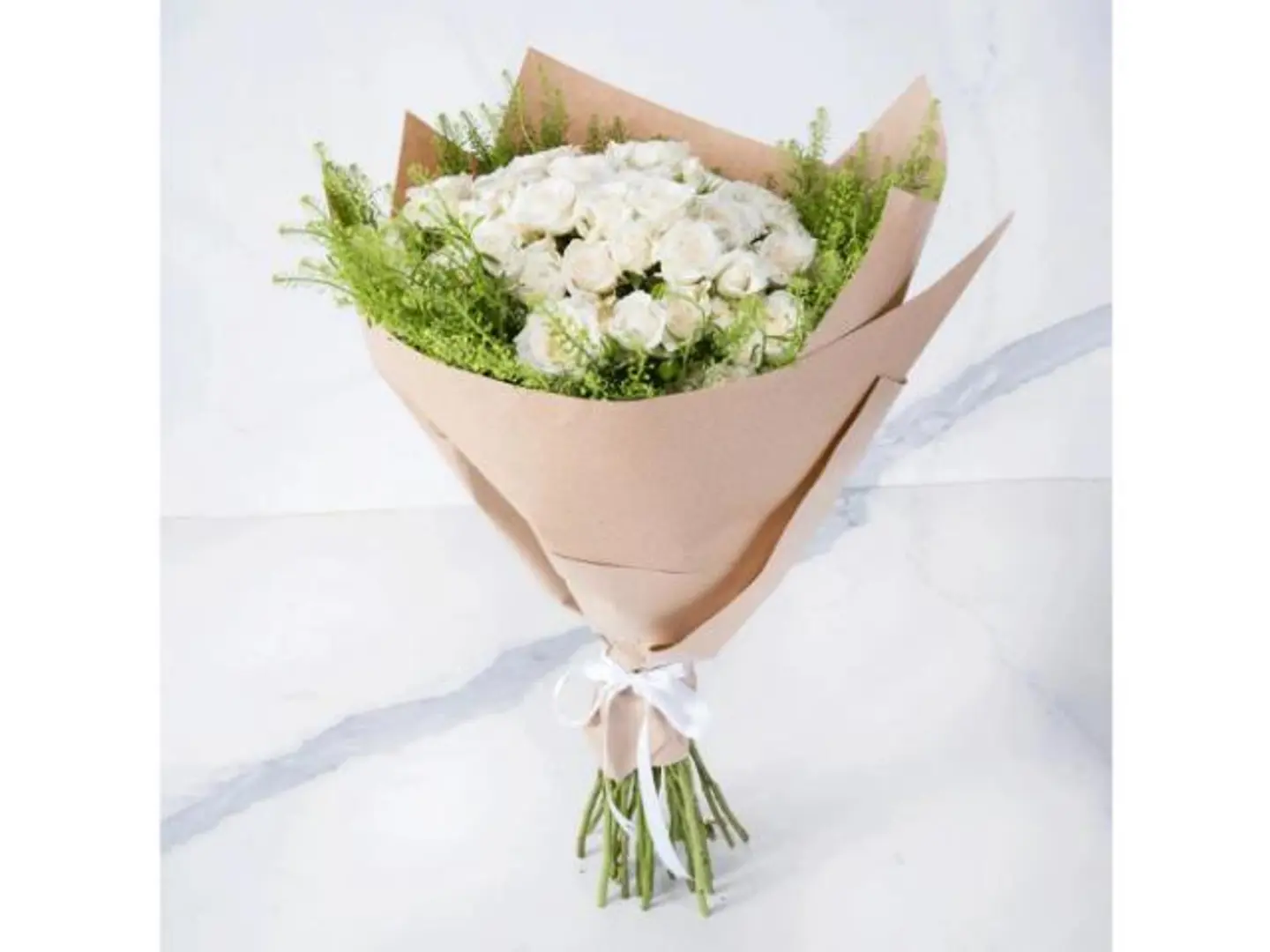 باقة رويال زهور ابيض مع خضار