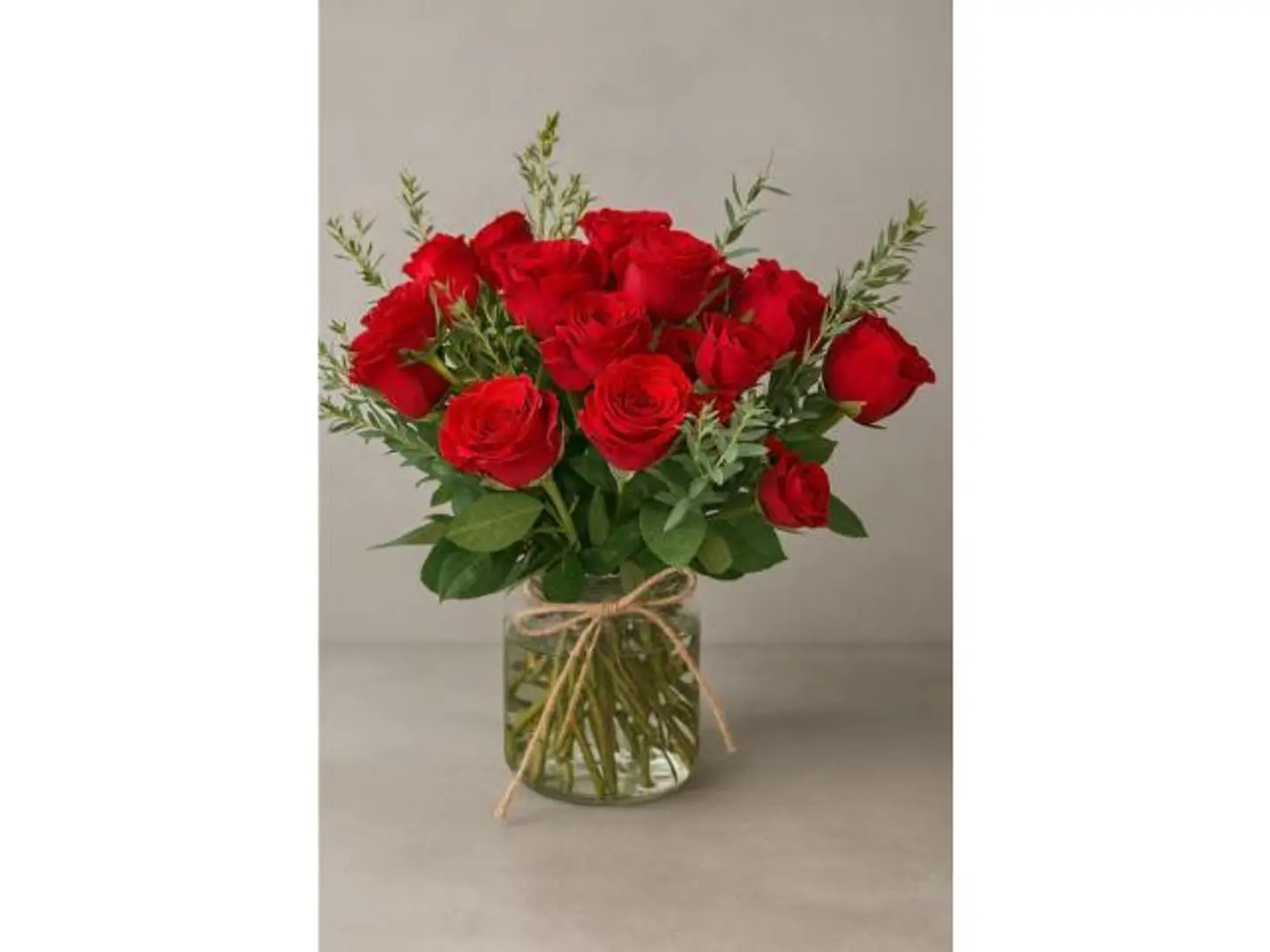 باقه ورد احمر على فازه جميله