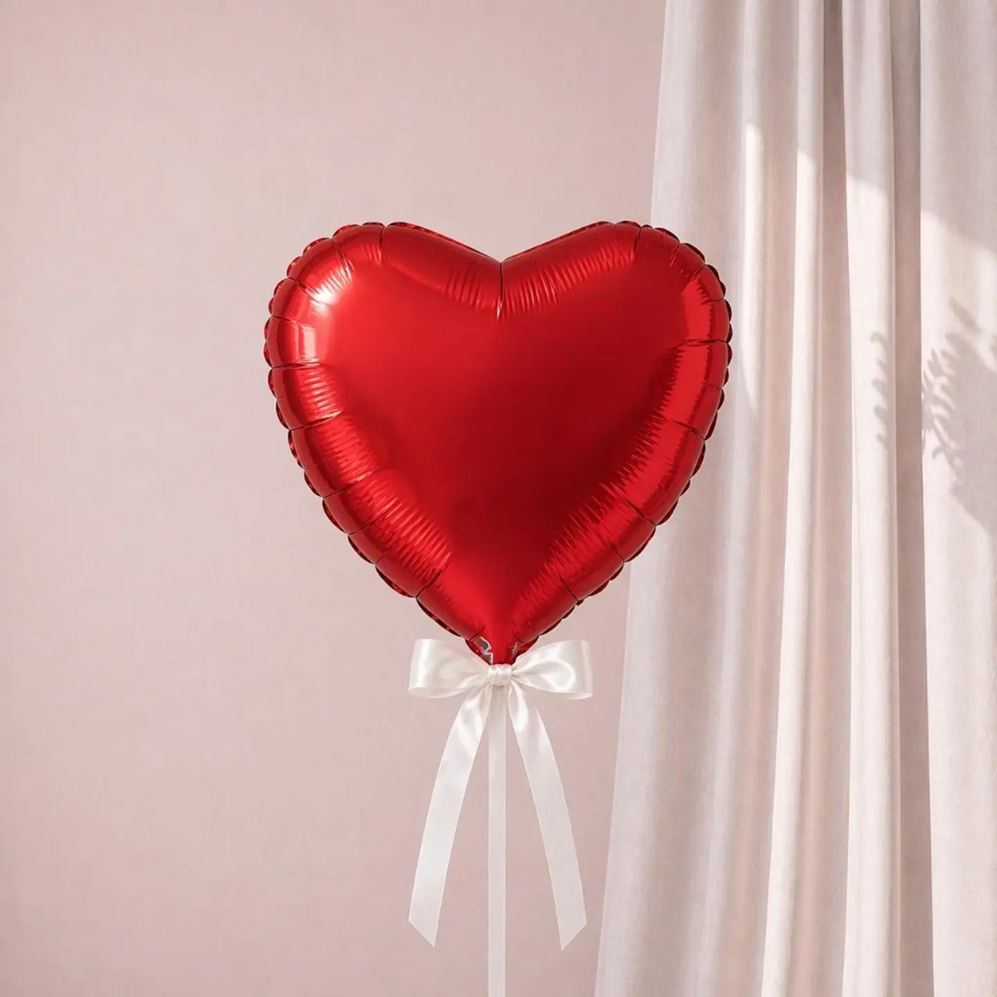 بالون القلب الاحمر