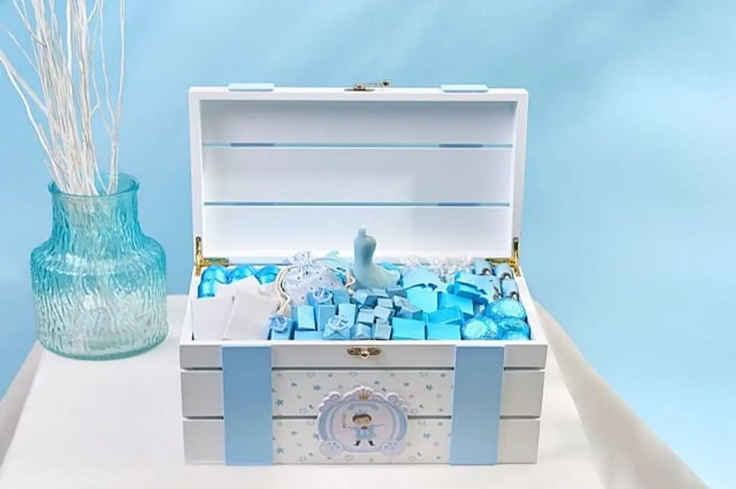 علبة خشب أزرق مع طباعة ابيض