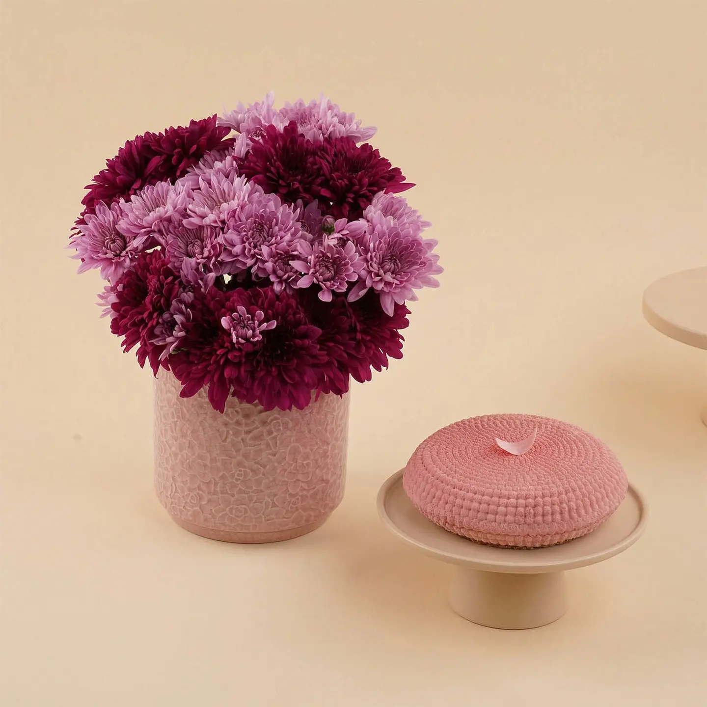 Daisy Magic Vase With Pink Cake