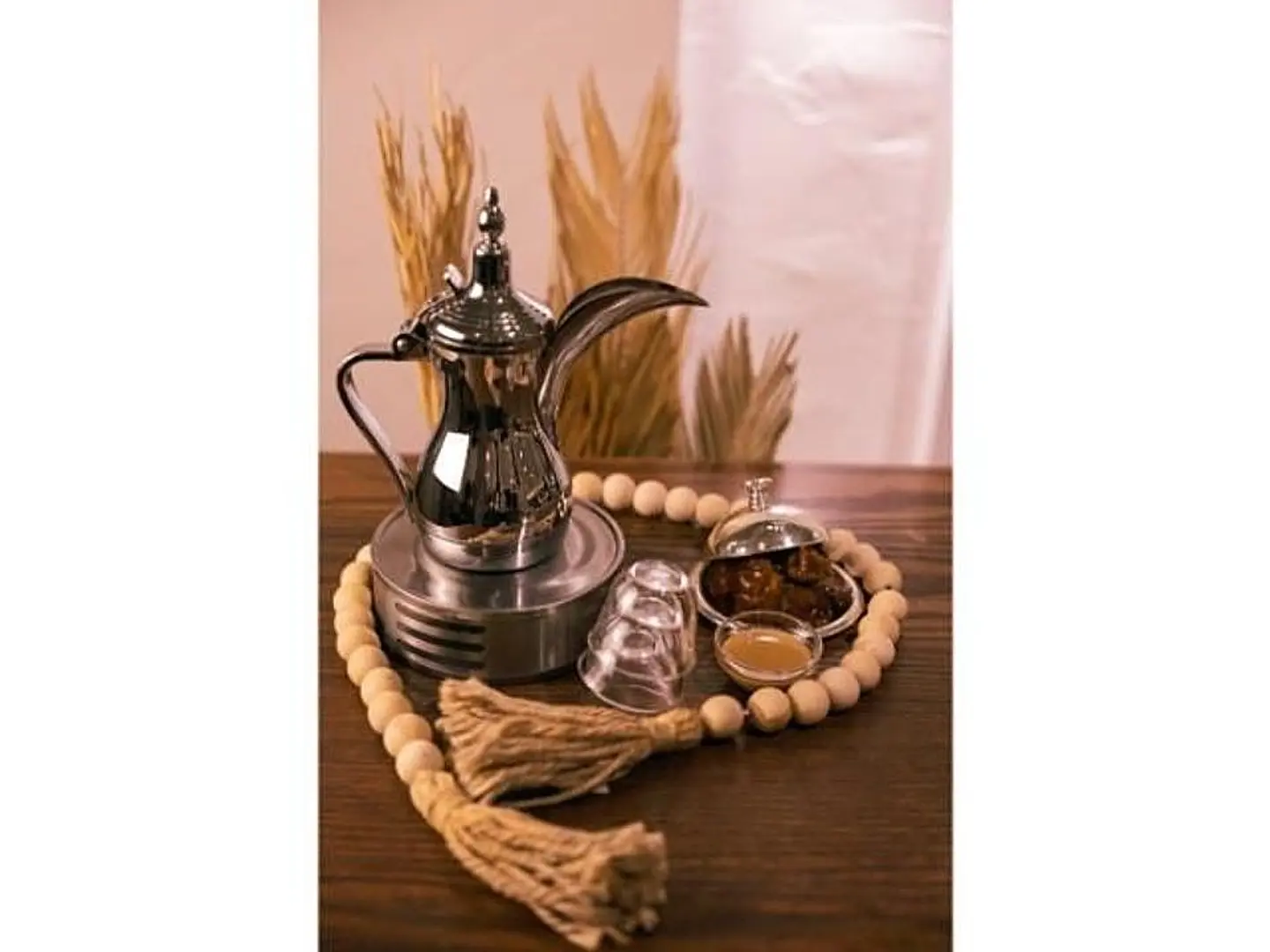 ترمس قهوة عربية ، طحينة ، تمر