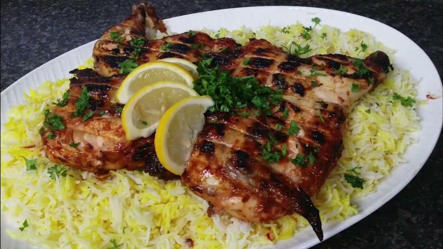 نصف دجاج فحم مع أرز وخضار