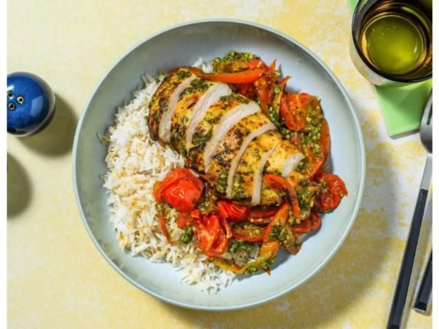 كاري دجاج بالبيستو مع أرز الطماطم