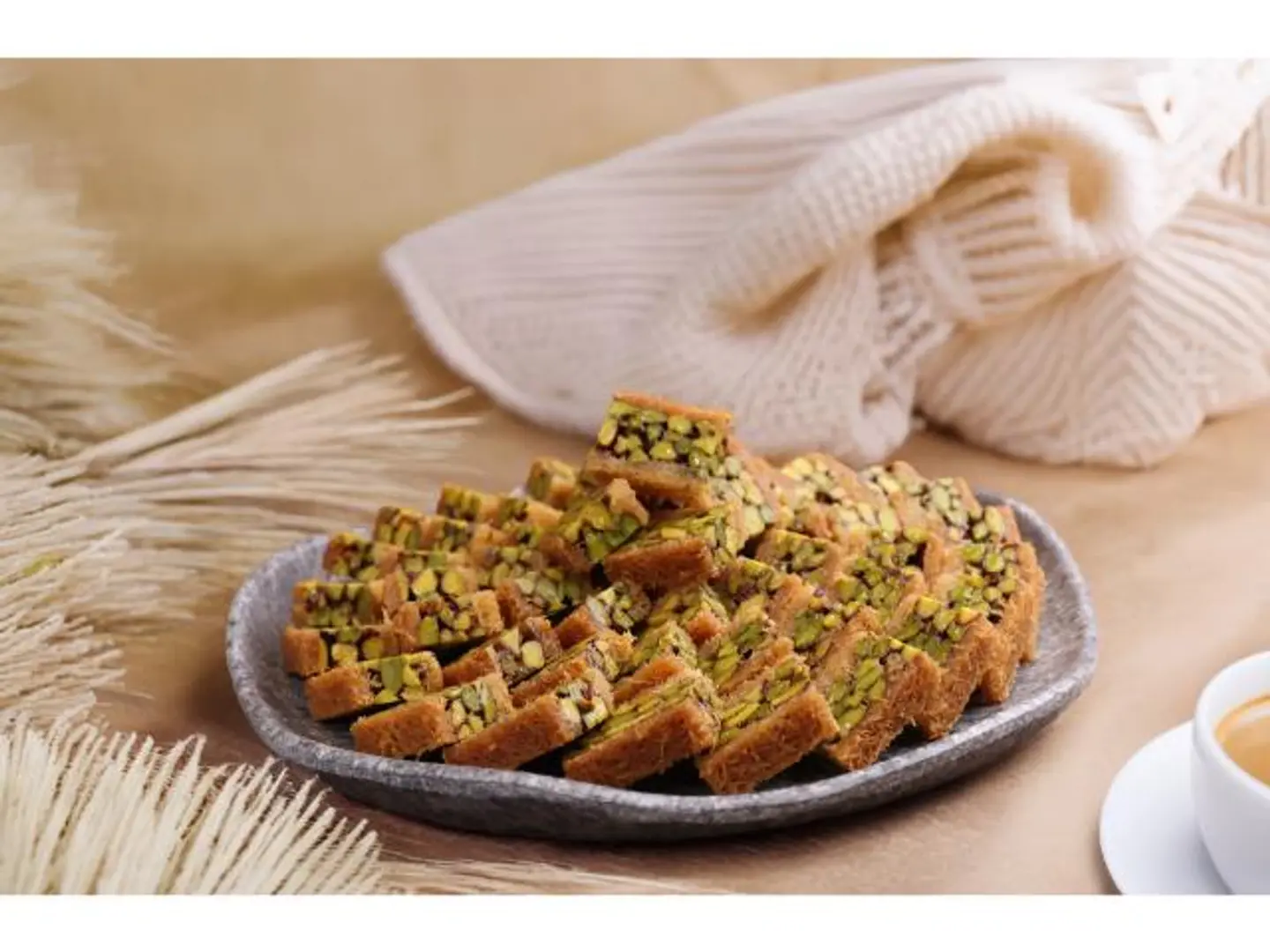 بلورية حمراء فستق نصف كيلو
