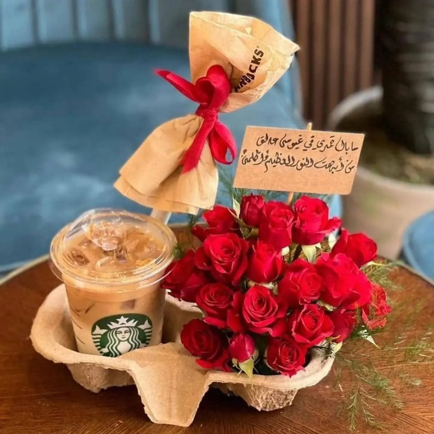 قهوة من ستاربكس مع ورد احمر