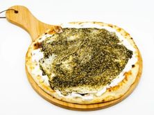 لبنة بالزعتر والزيتون