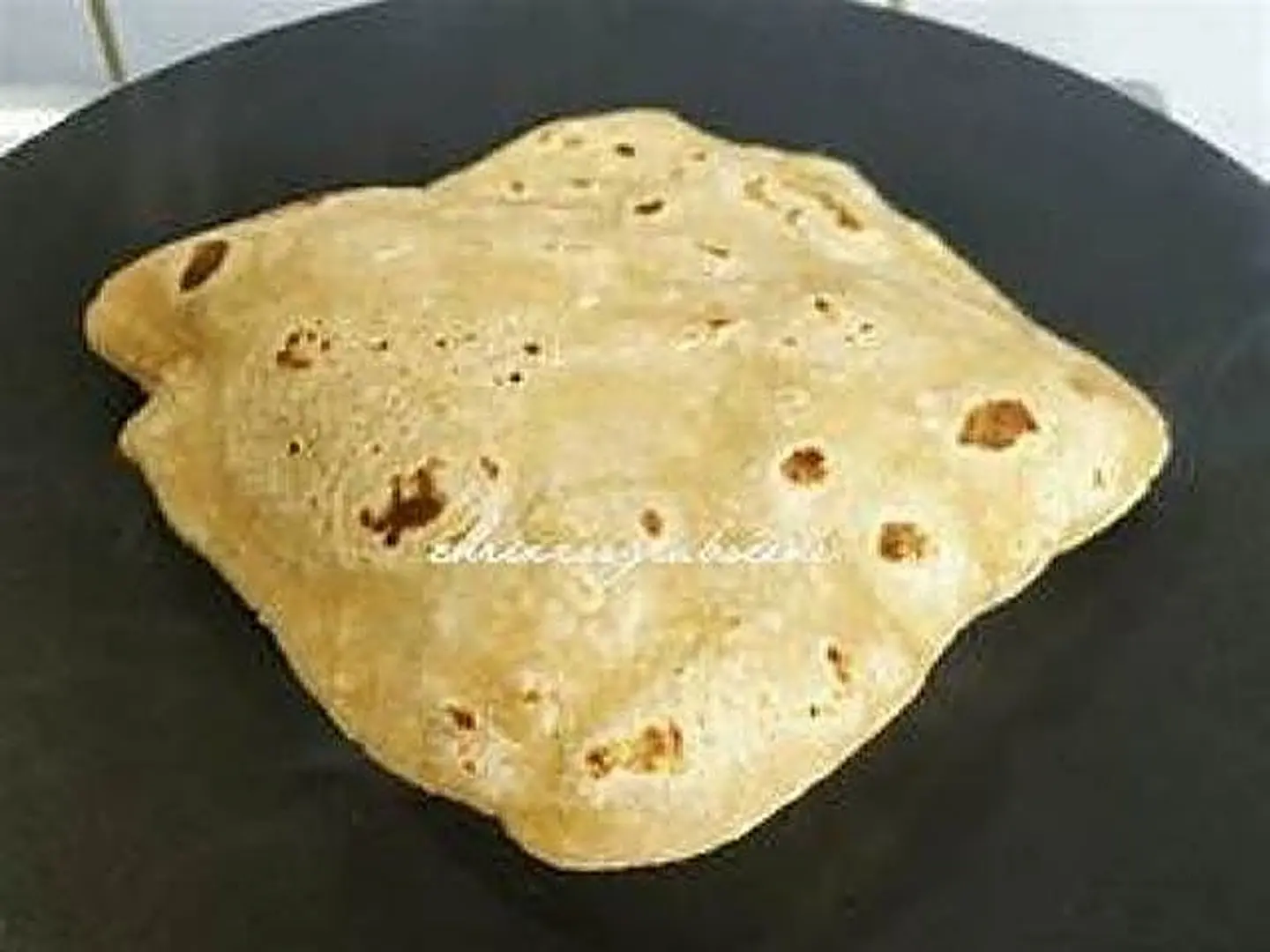 3 قطع من خبز الشاباتي