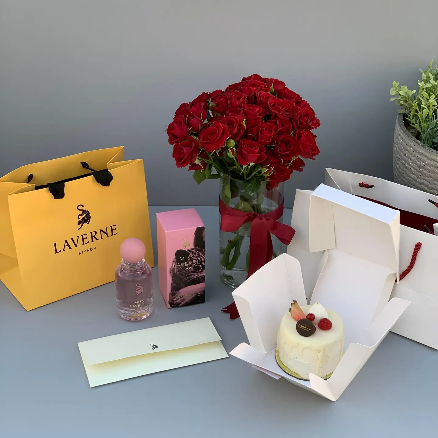 عطر مس لافيرن بلوم مع فازة وكيك