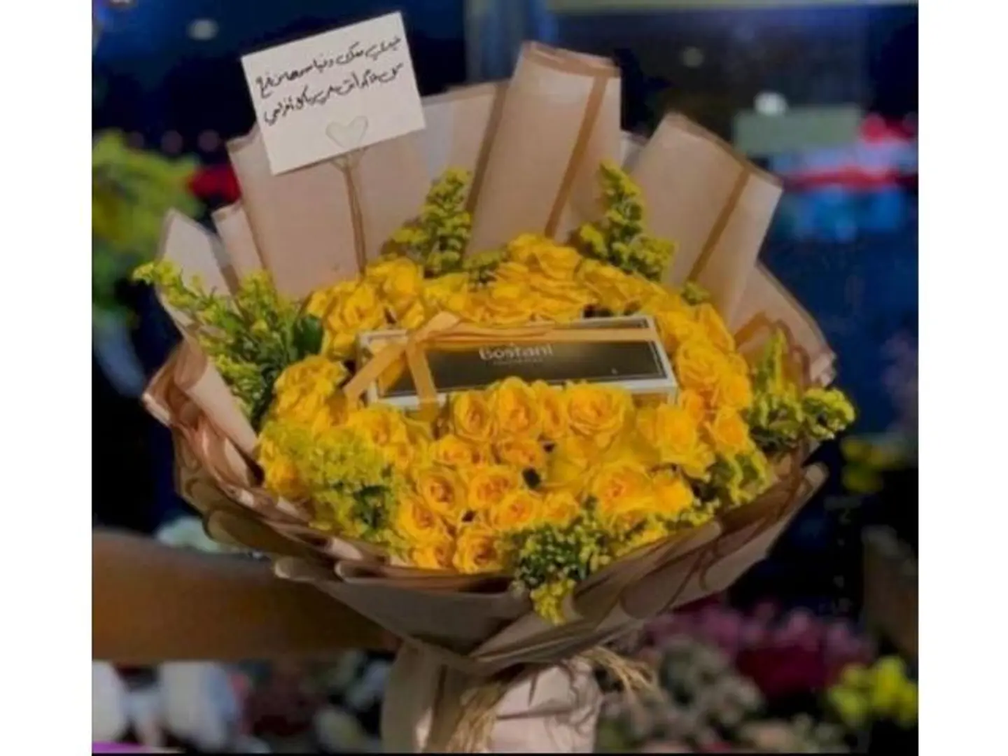 شوكولا مع ورد بيبي روز لون اصفر