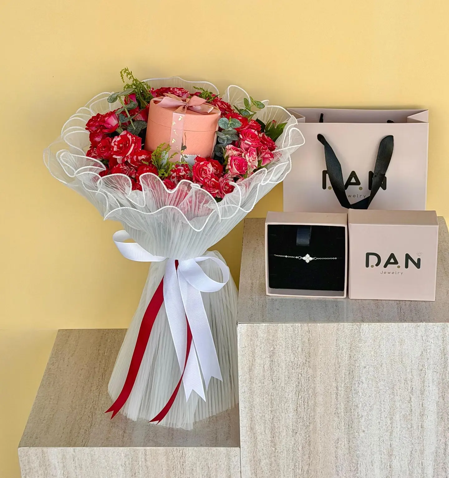 اسوارة دان مع باقة شوكليت انوش