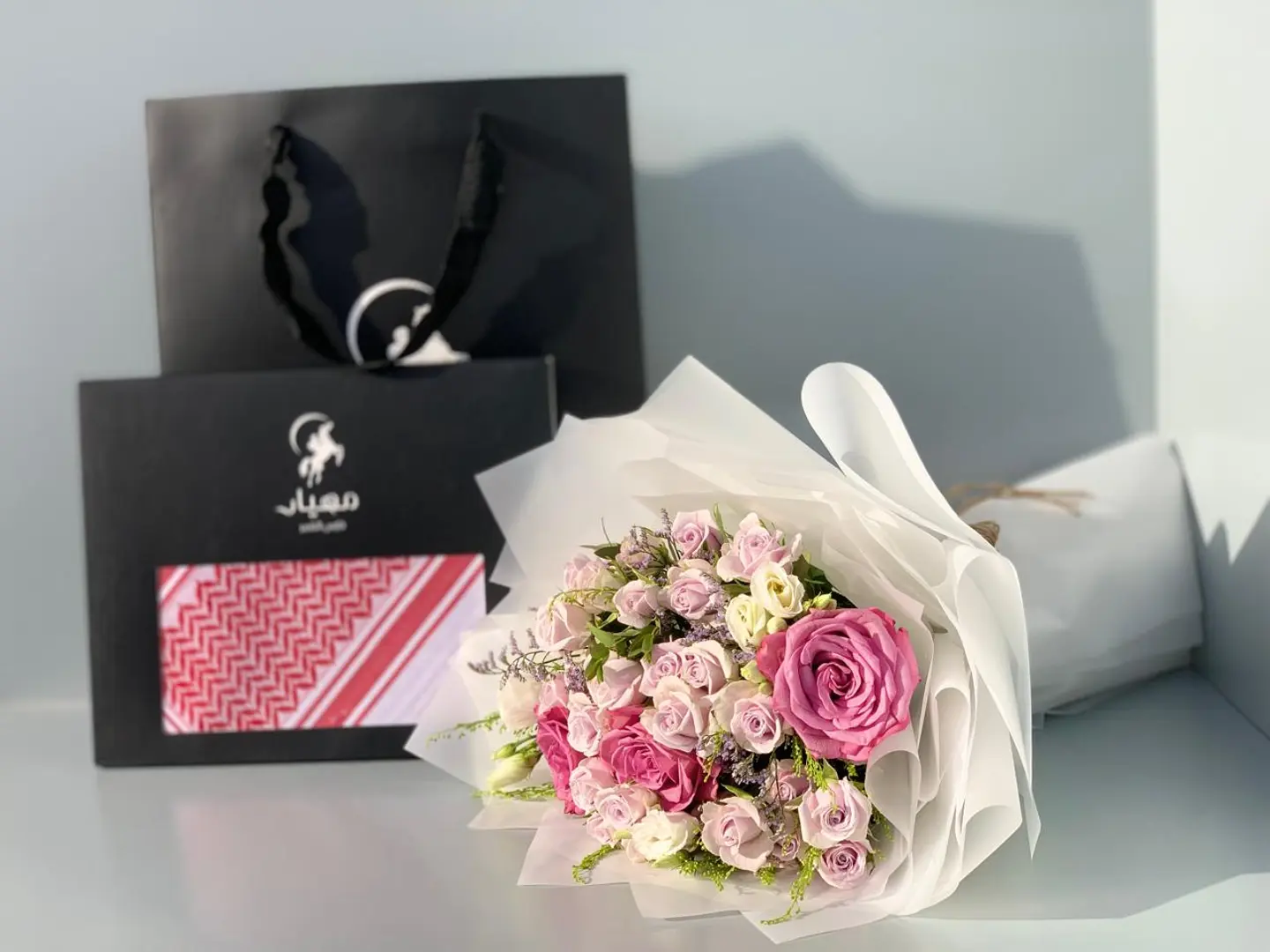 شماغ احمر مع باقة ورد