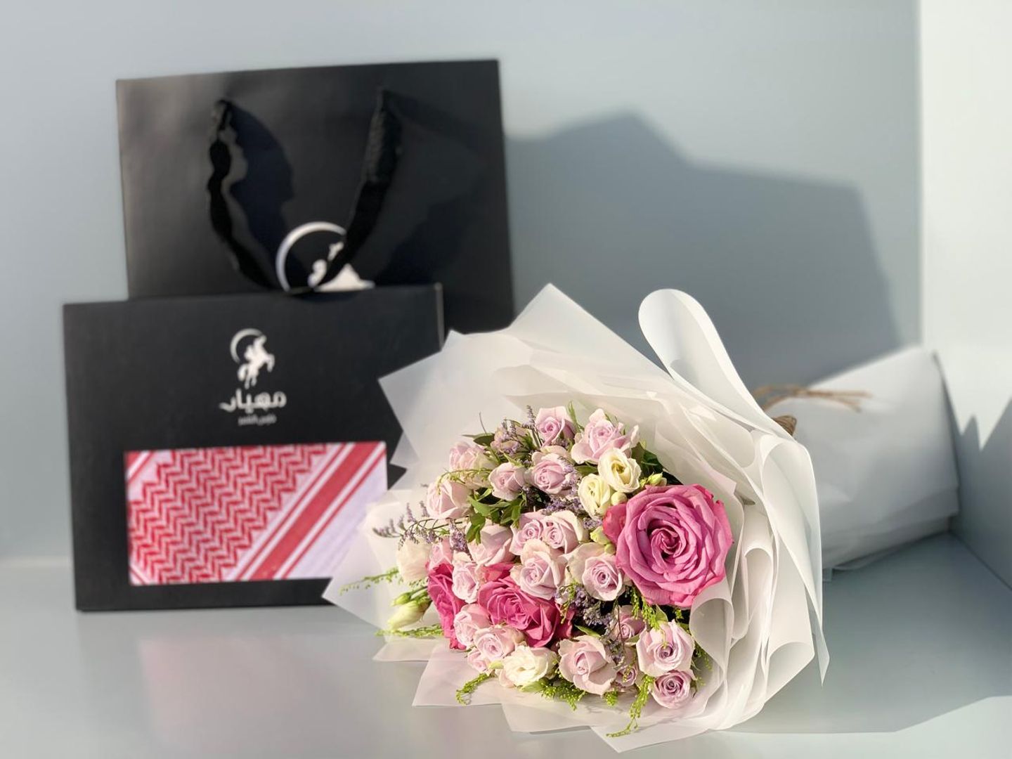 شماغ احمر مع باقة ورد