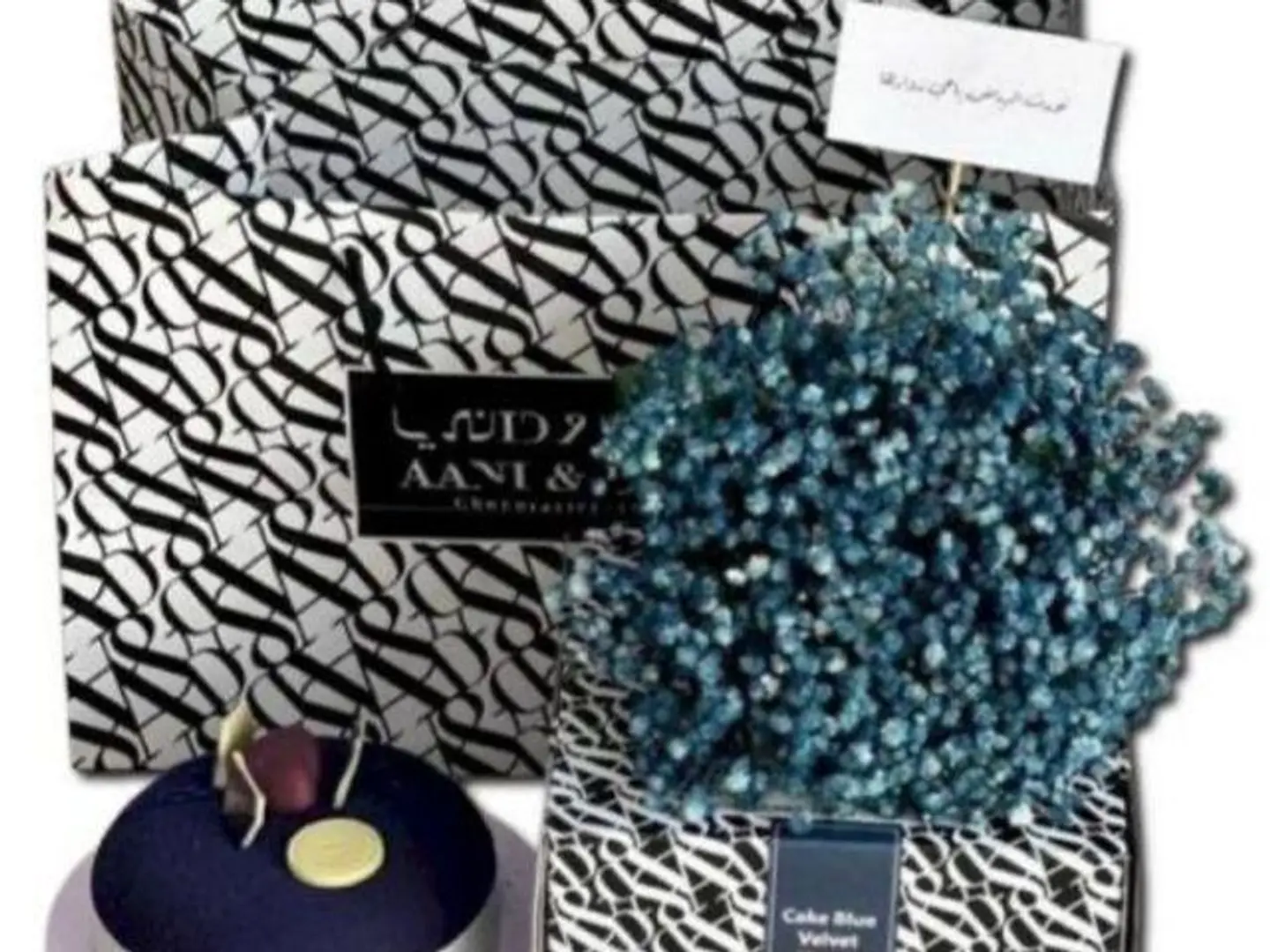 تنسيق إني أراكَ بجميعِ حواسي أُحبّكَ بكُلّي وأنتمي إليكَ بقسوةِ الانتماء مُحالٌ أن أكتفي بالقليلِ من الأشياء