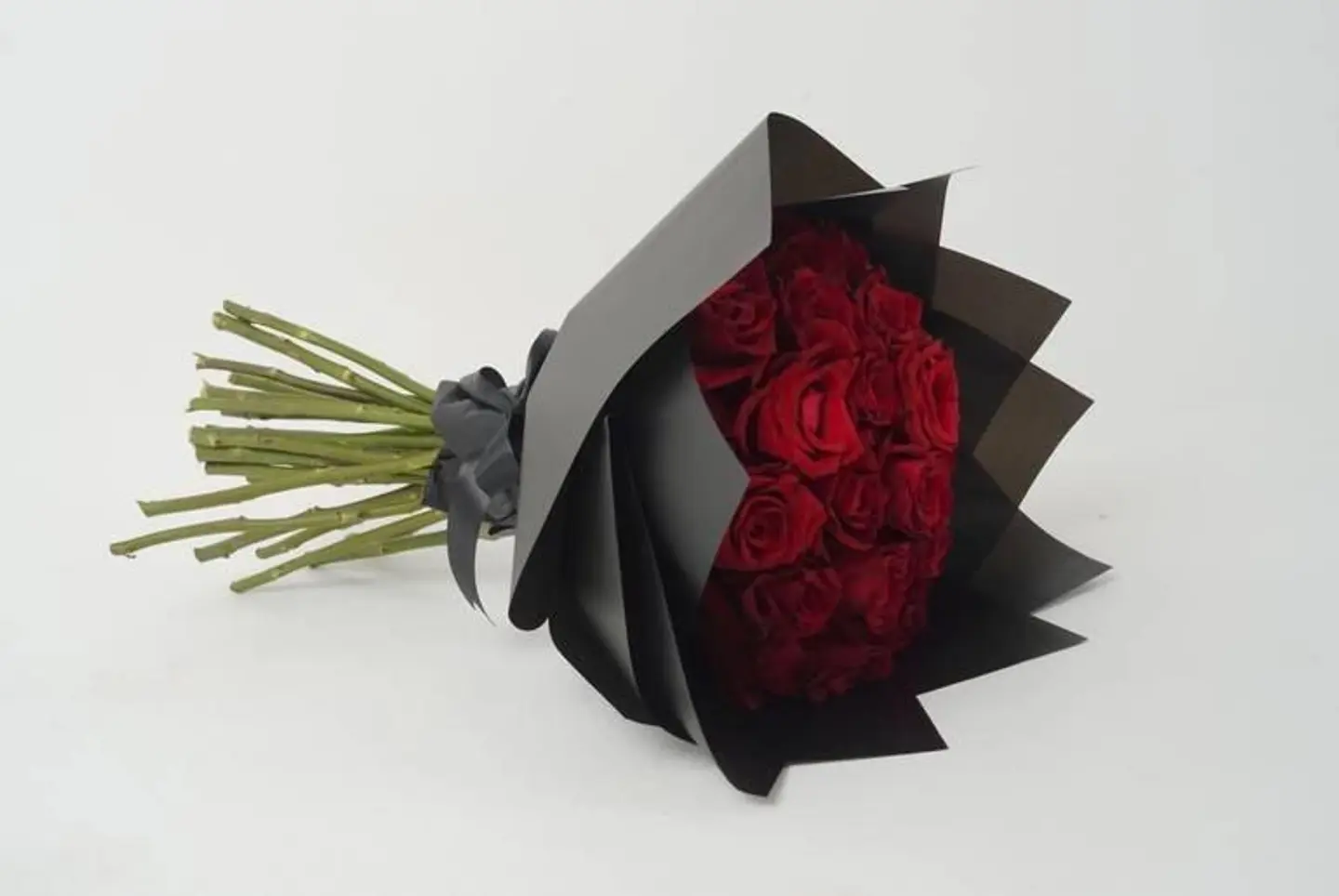 باقة واراك في وسط الزحام طيفا بعيدا كالضياء ويطير قلبي من ضلوعي في النداء عودي الي اني افتقدت الحب بعدك والصديق لا تتركيني في ضباب العمر وحدي كالغريق