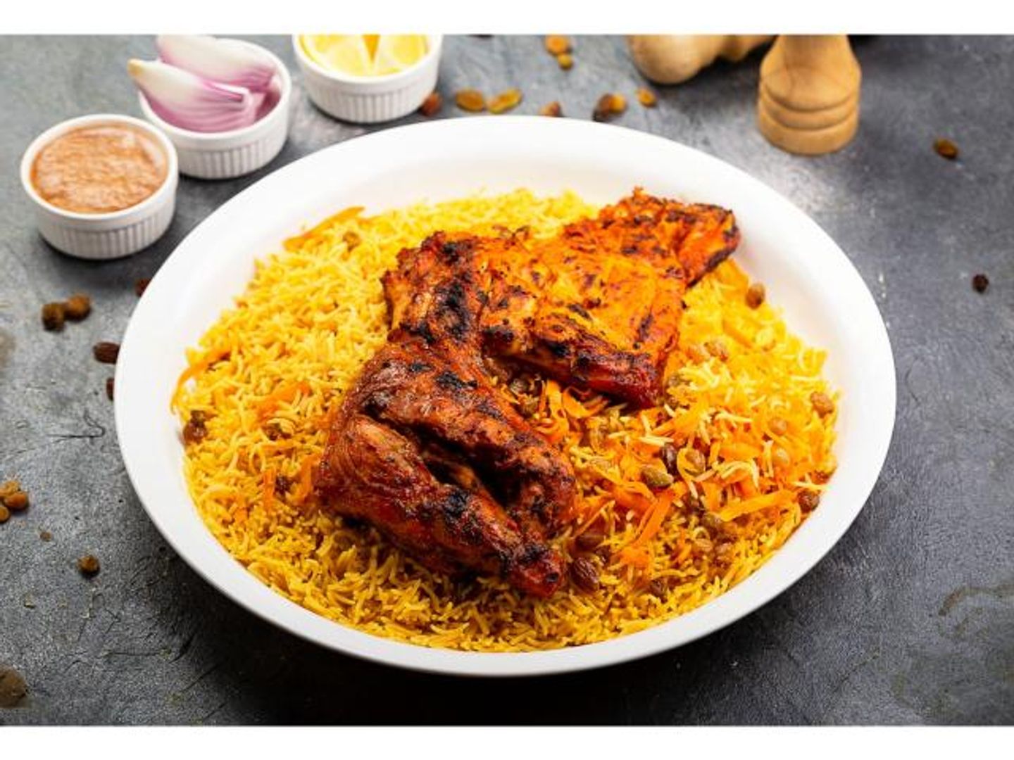 نصف دجاج على الفحم مع الأرز