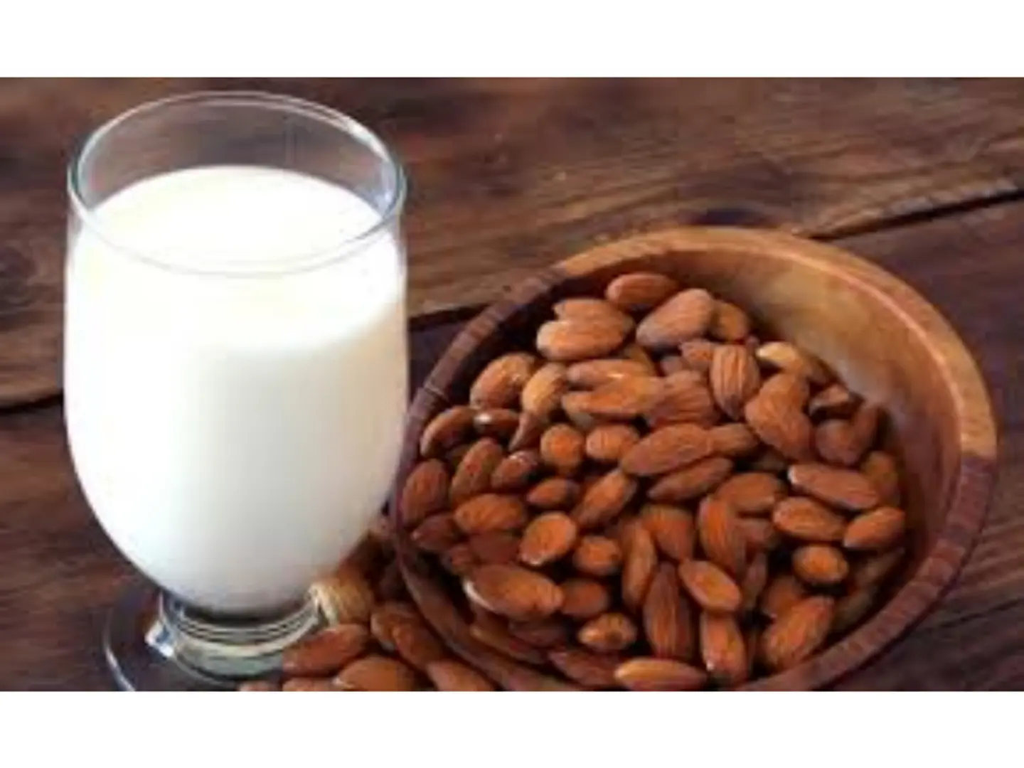 عصير لوز بالحليب