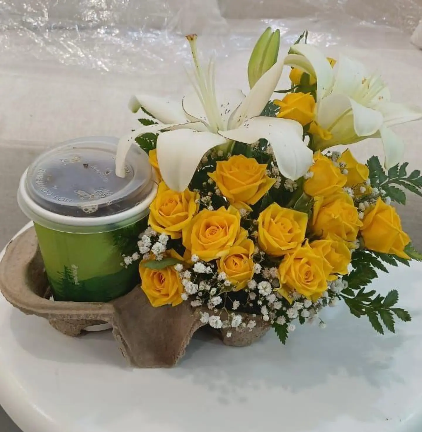 صباح الأمل بورد الشمس وكوب القهوة