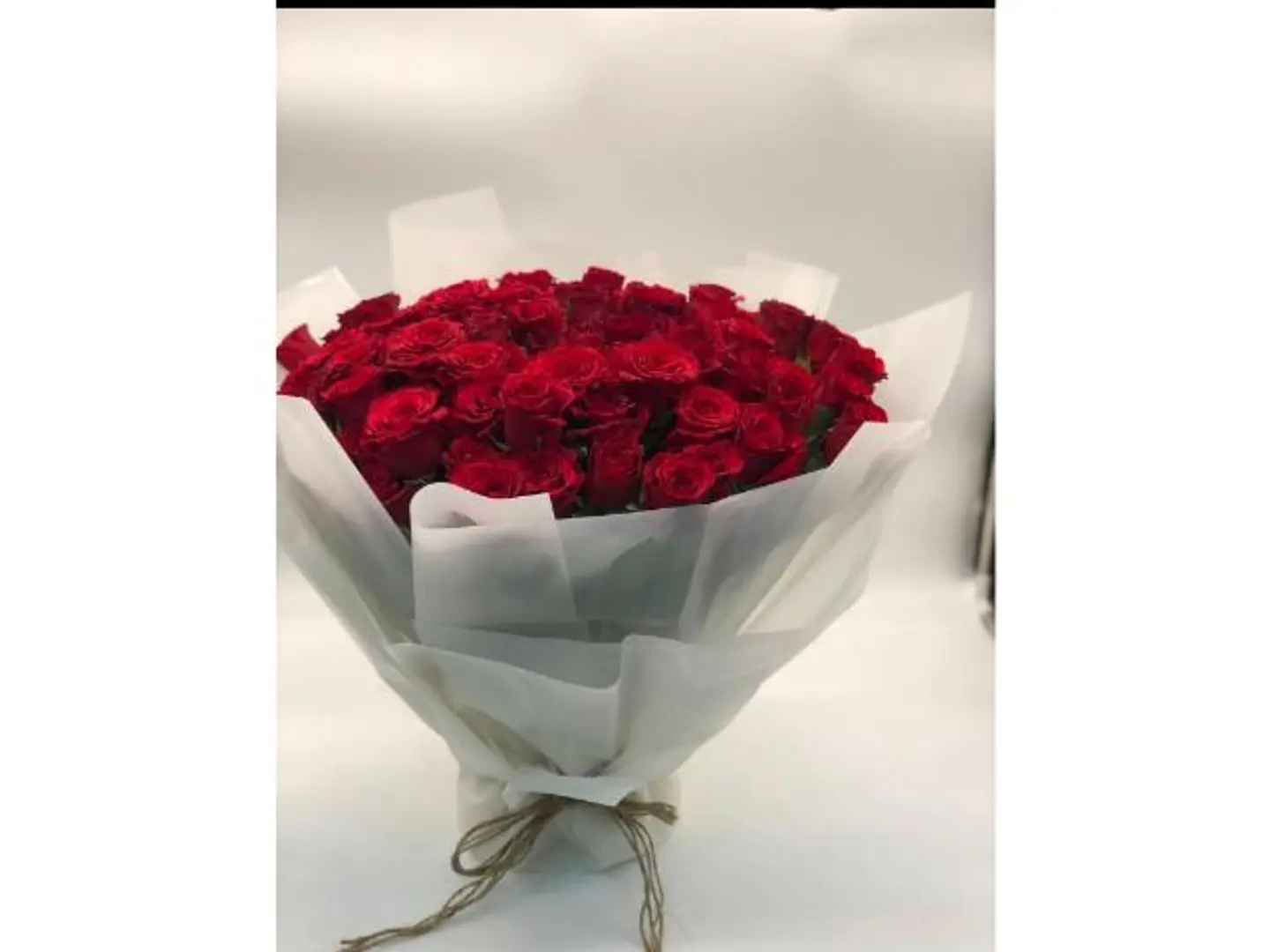 باقة ورود حمراء كبيرة واقفة