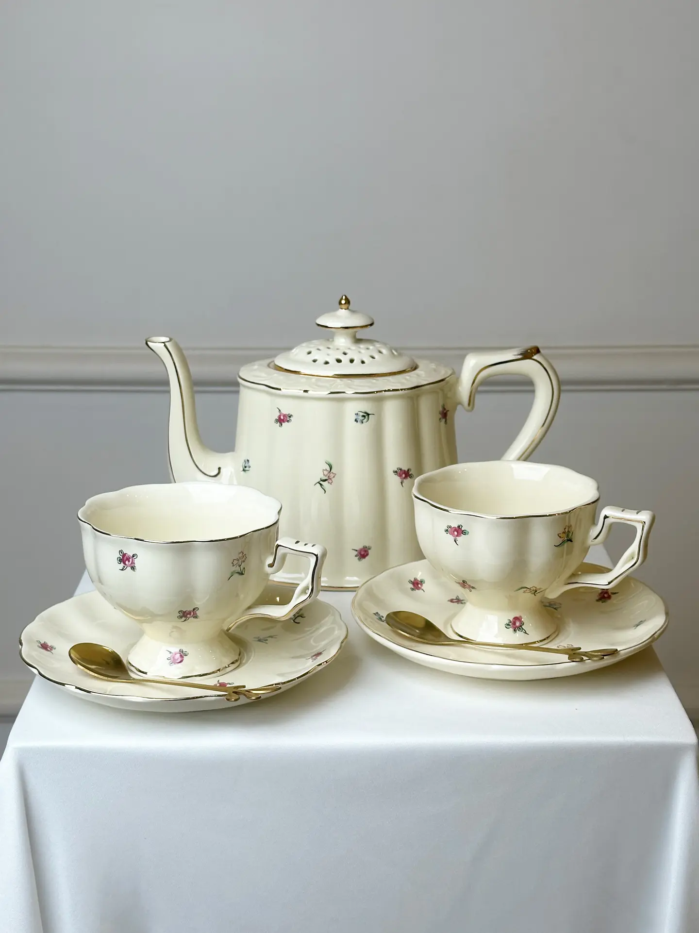مجموعةاكواب الشاي الكلاسيكيه مزينه بالورد