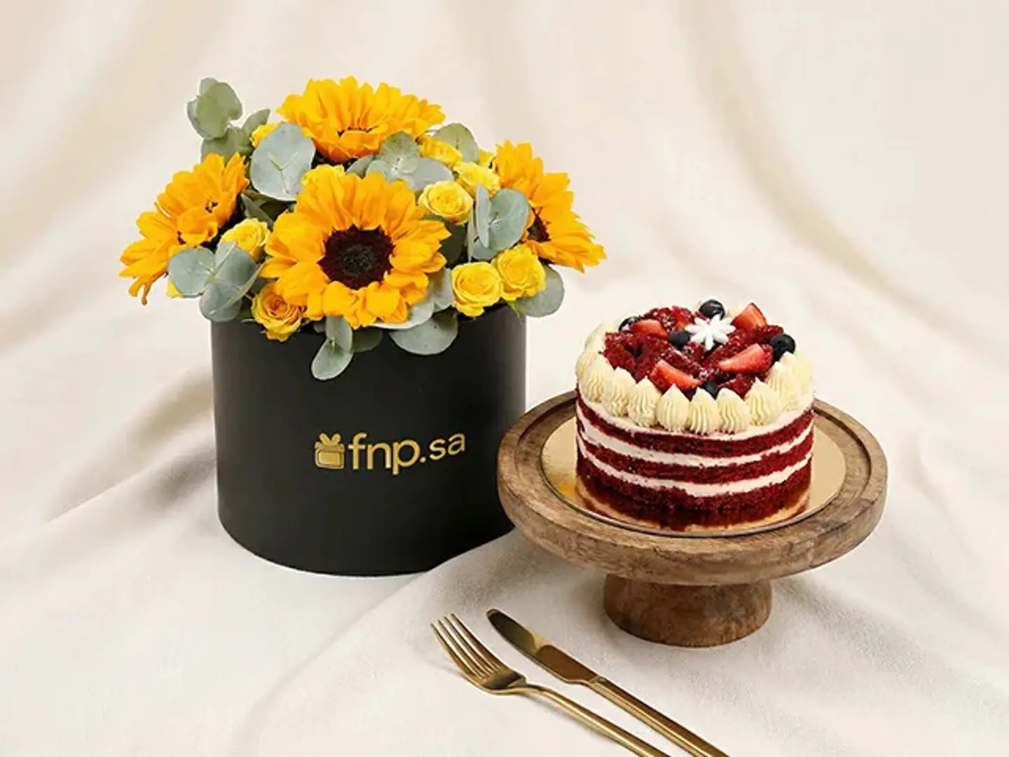 كعكة ريد فيلفيت وهدية باقة من الورود الصفراء هدية عيد ميلاد واحتفالات
