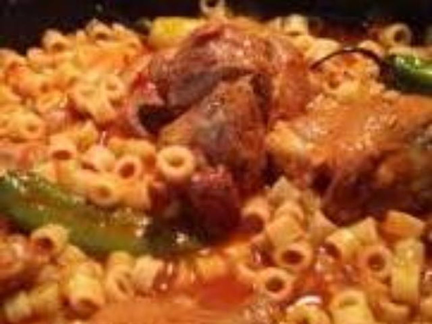 مكرونة مبكبكة بقطع اللحم