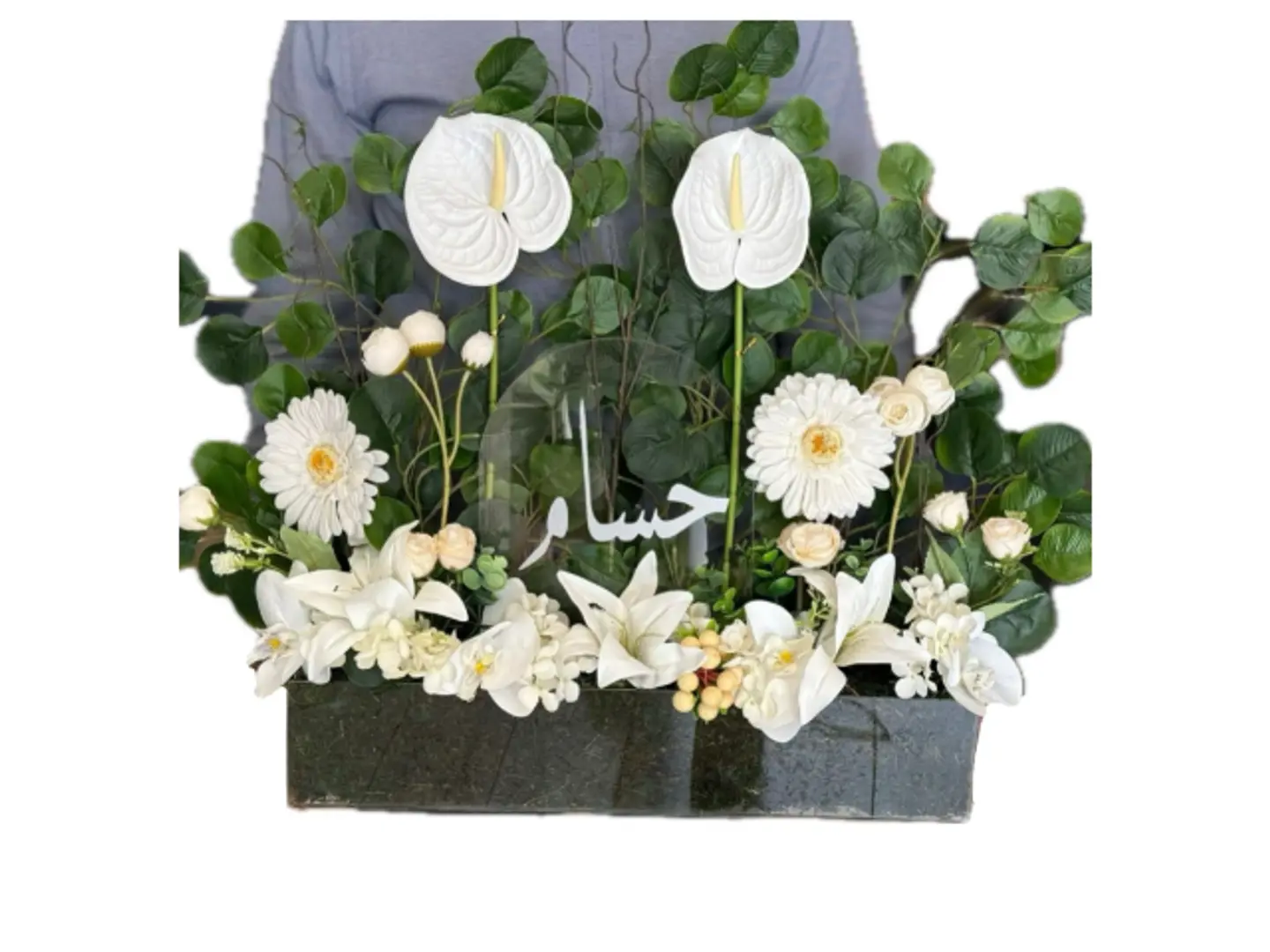 ٥١- ستاند أسم مع ورد صناعي ١