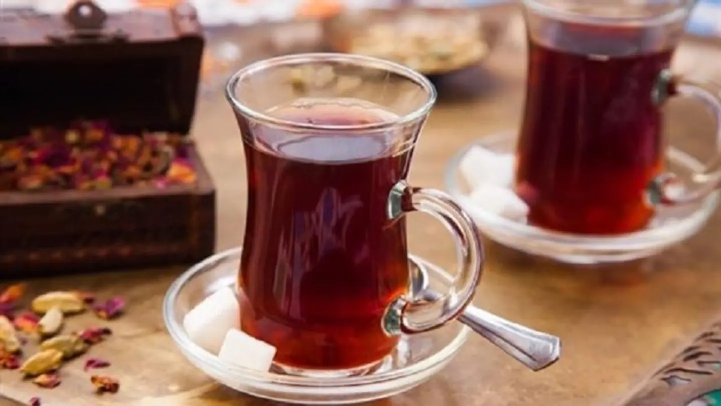 كوب شاي خيط وسط