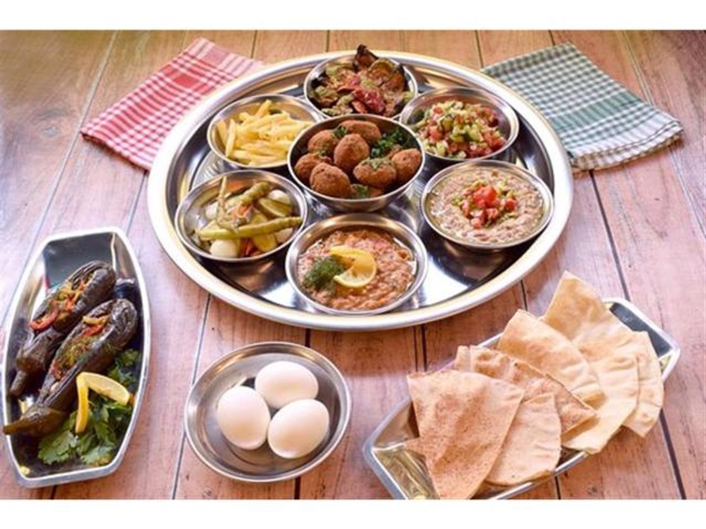 فول و طعمية و بيض مسلوق و بطاطس و سلطة و مخلل