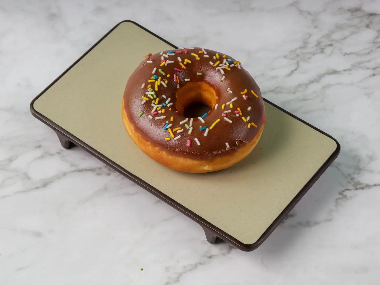 دونات مغطاة بالشوكولاتة مع رشات