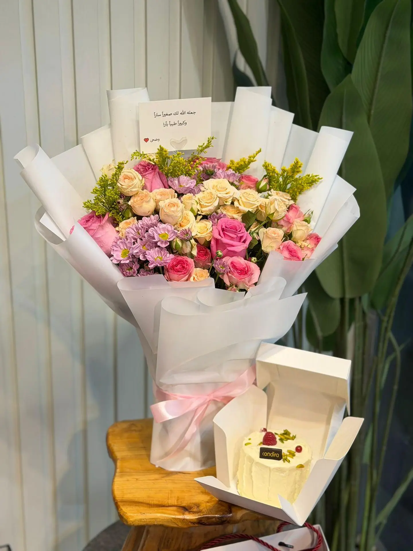 Bouquet With Kandera Cake