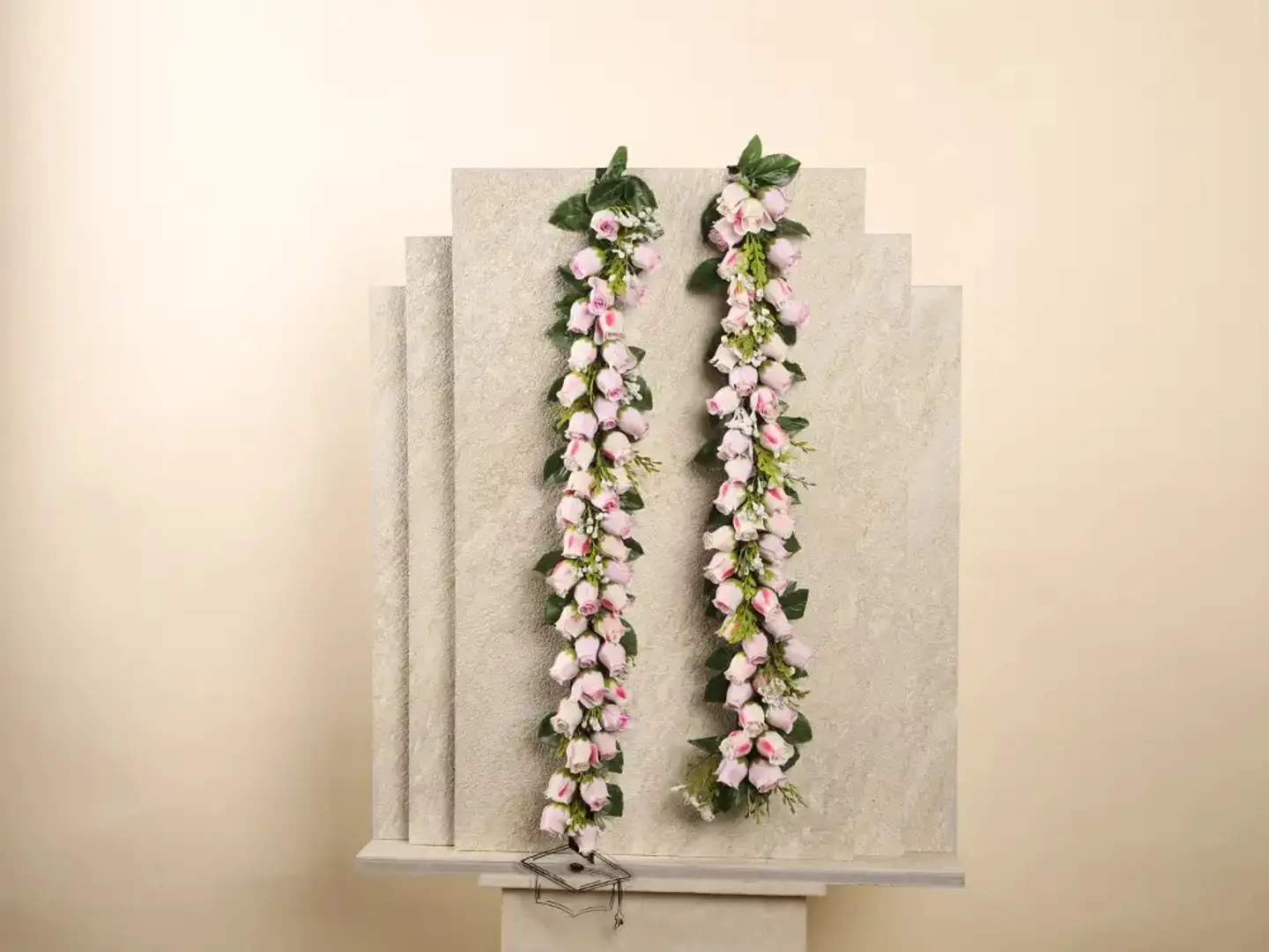 عقد التخرج مع الورود الصناعية والكلاريك