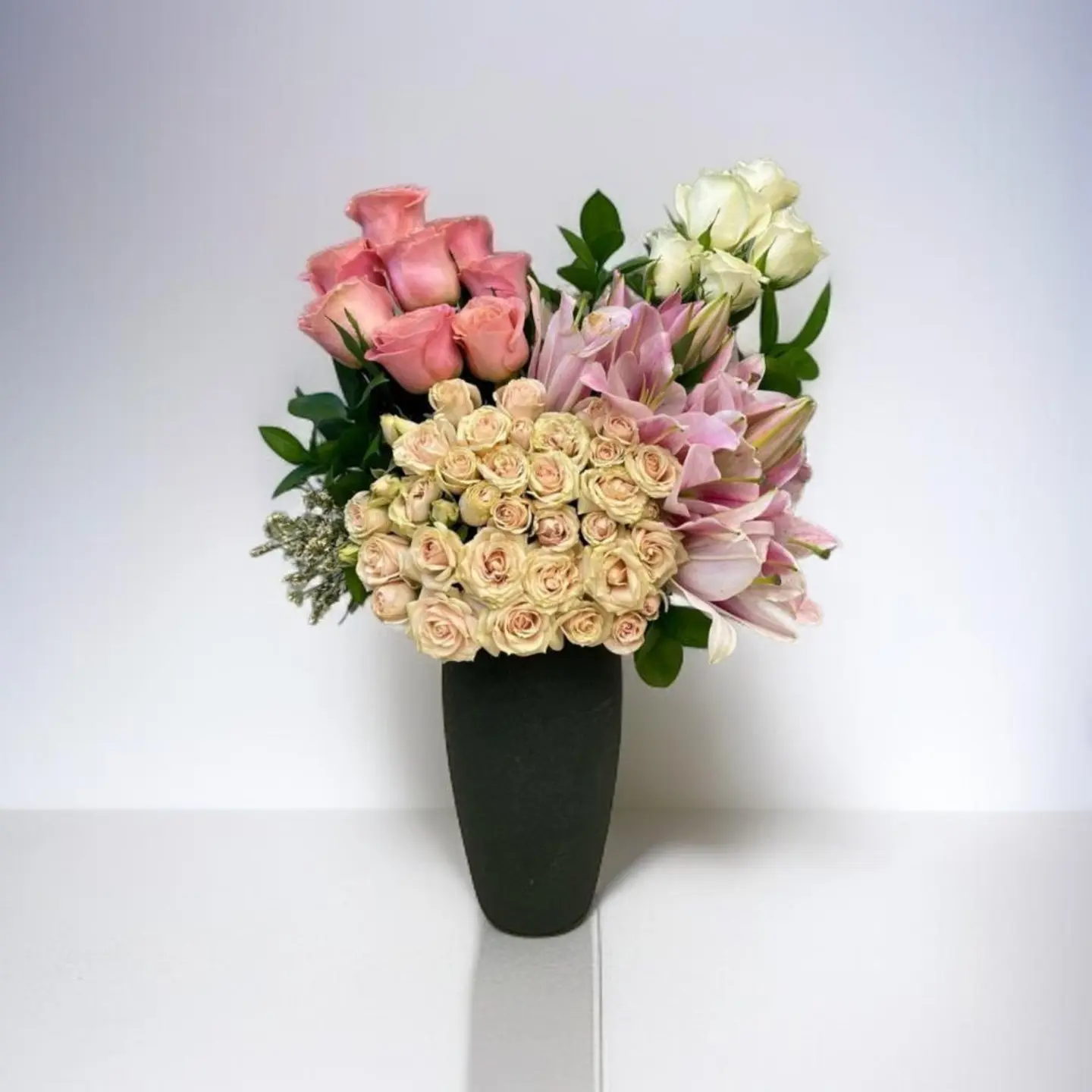 تنسيق مزهرية ورد فاخرة في وعاء