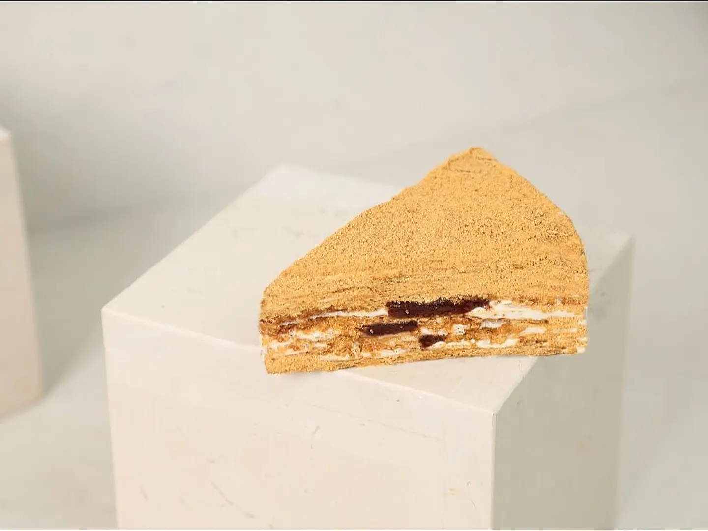 كيك العسل بالحشوة التوت