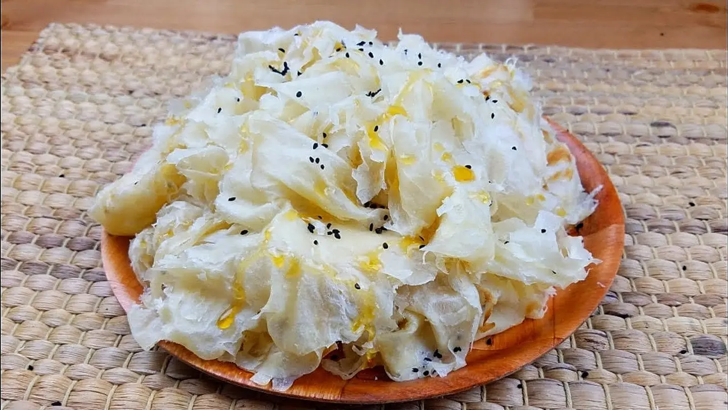 خبز رطب سمن وعسل وقشطة