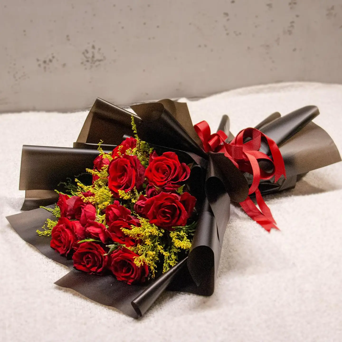 Red Flowers Buoquet Whith Black Wrapping